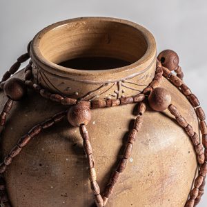 Jarrón adib de estilo ecléctico fabricado en terracota en color tonos en marrón.