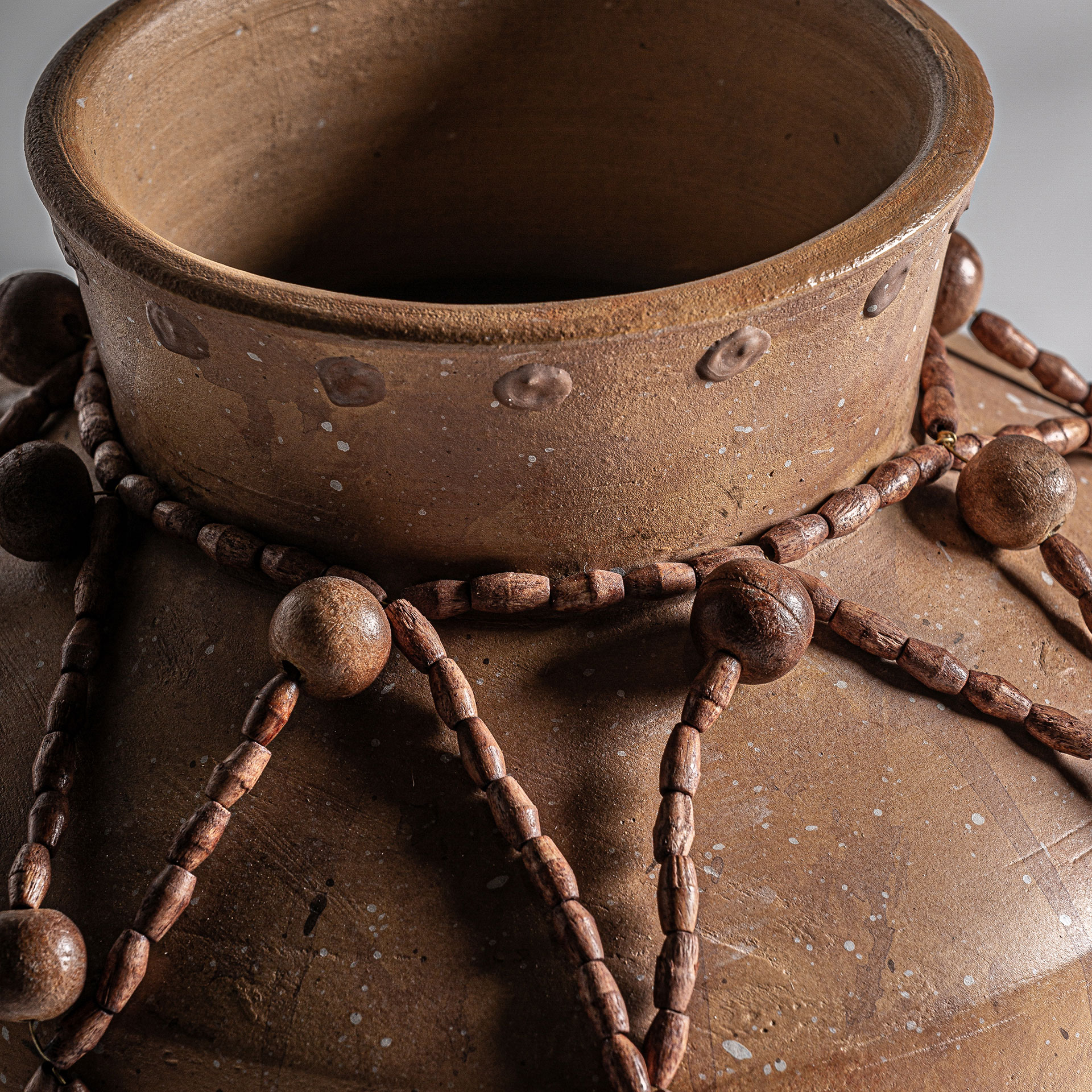 Jarrón adib de estilo ecléctico fabricado en terracota en color tonos en marrón.