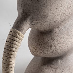 Jarrón klee de estilo art deco fabricado en resina en color tonos claros.