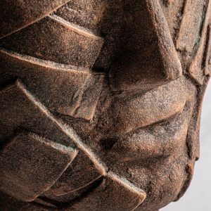 Busto jam de estilo contemporáneo fabricado en papel maché en color marrón.