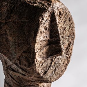 Busto jam de estilo contemporáneo fabricado en papel maché en color marrón.