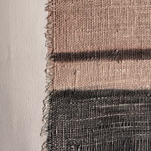 Lienzo Hernan de estilo contemporáneo fabricado en lienzo en color tonos en marrón combinado con madera tropical.