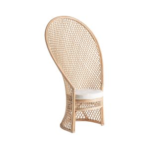 Sillón Peacock de estilo boho fabricado en ratán en color marrón claro.