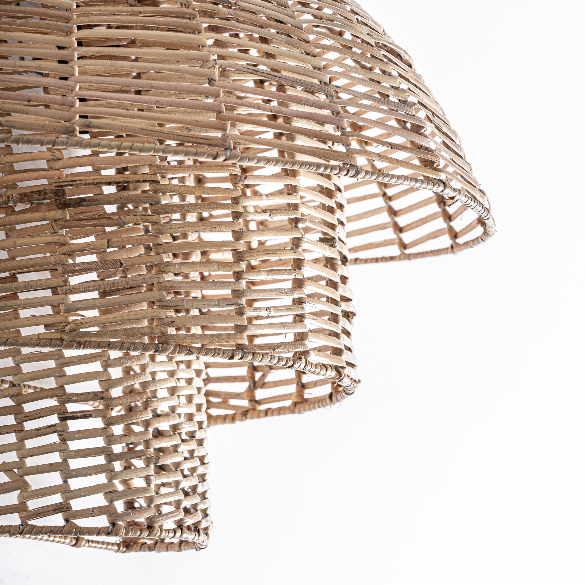 Aplique Plissé rattan de estilo nórdico fabricado en ratán en color marrón.