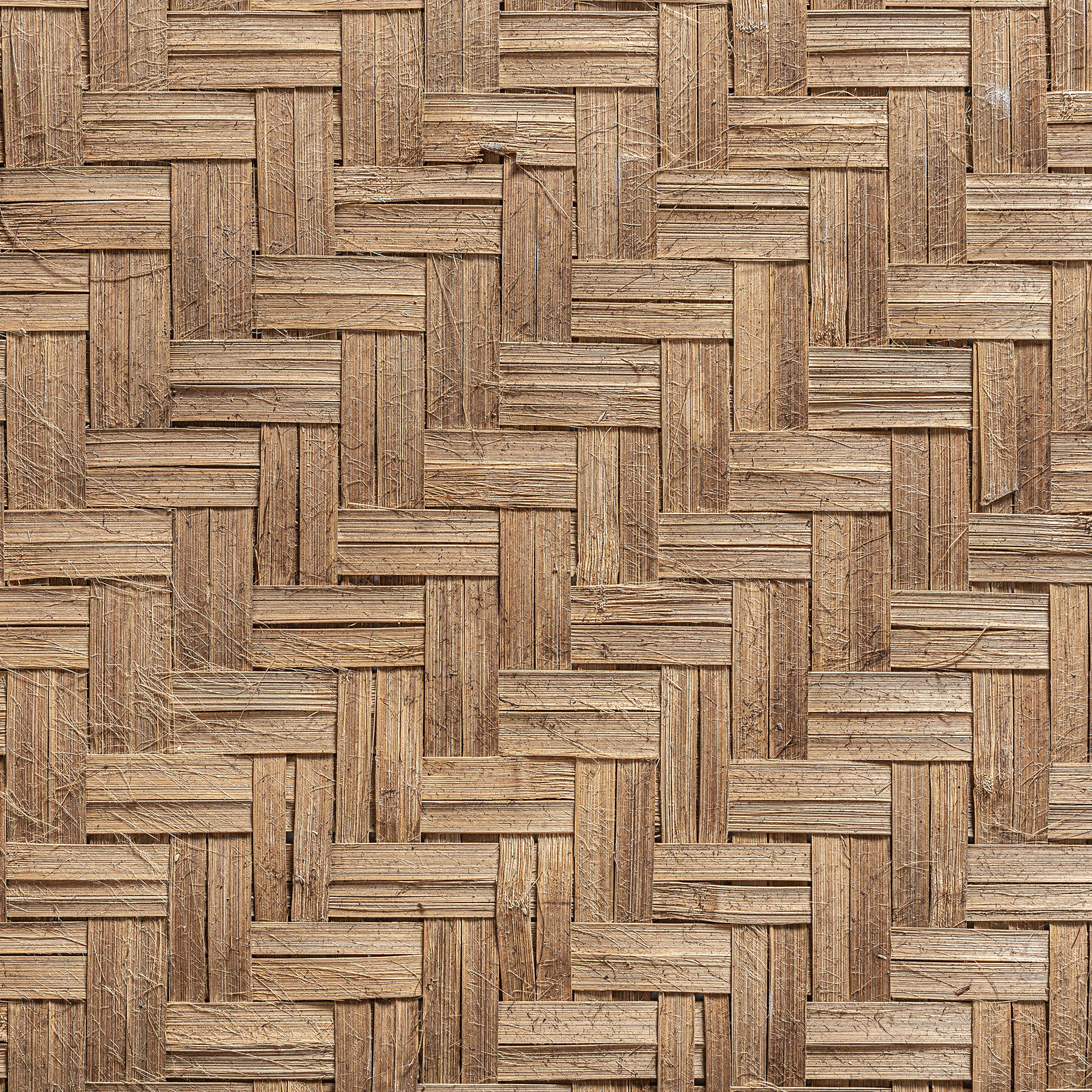 Panel decorativo de estilo boho fabricado en fibra natural en color marrón.