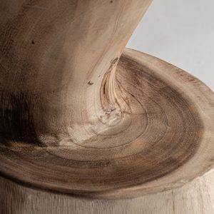 Taburete Aprica de estilo étnico fabricado en madera suar en color marrón con acabado natural.