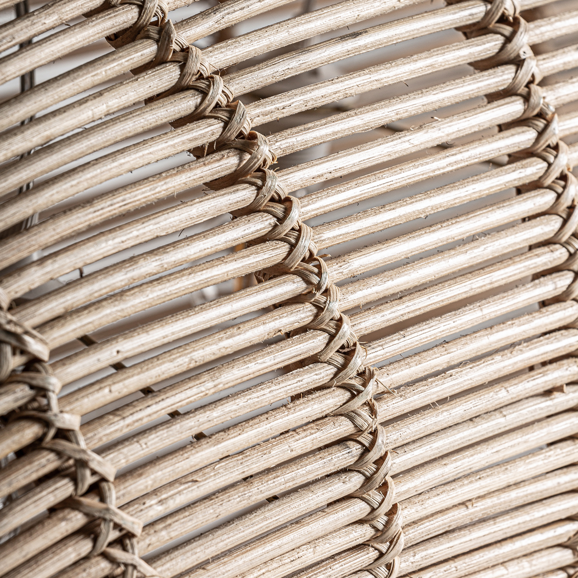 Lámpara de colgar Fish de estilo boho fabricado en ratán en color marrón.