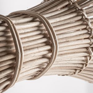 Lámpara de colgar Fish de estilo boho fabricado en ratán en color marrón.