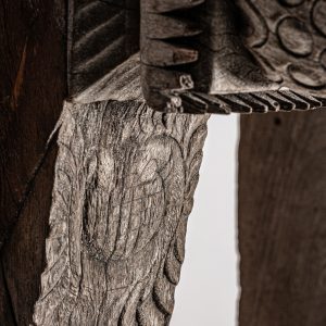 Escultura j 2 Hut de estilo étnico fabricado en madera tropical en color marrón con acabado envejecido combinado con hierro en color negro.