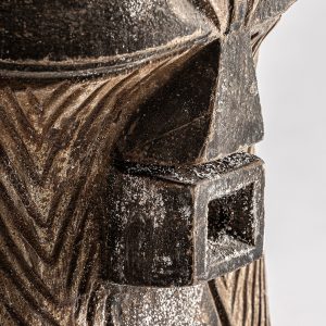 Figura humber de estilo étnico fabricado en madera de mango en color marrón con acabado envejecido combinado con hierro en color negro.