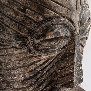 Figura Jakehe de estilo étnico fabricado en madera de mango en color marrón con acabado envejecido combinado con hierro en color negra.