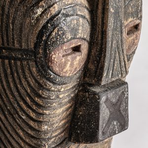 Figura de estilo étnico fabricado en madera de mango en color marrón con acabado envejecido combinado con hierro en color negra.