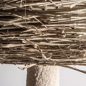 Lámpara de pie nyland de estilo rústico fabricado en resina en color crema con acabado rugoso combinado con hierba marina en color marrón. Producto desmontable.