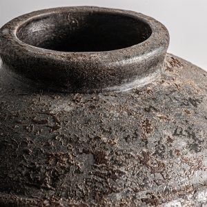 Jarrón jellae de estilo vintage fabricado en cerámica en color marrón.