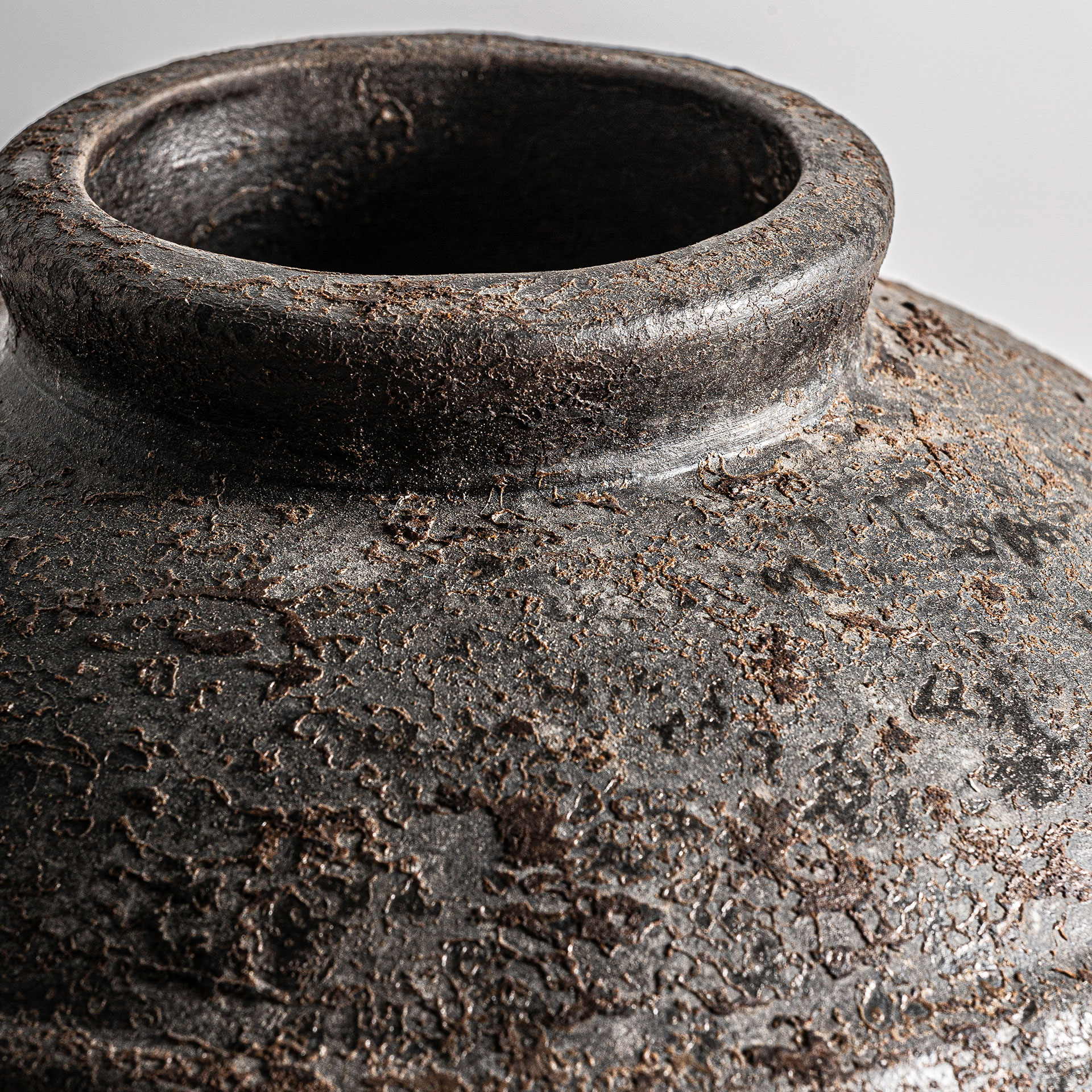 Jarrón jellae de estilo vintage fabricado en cerámica en color marrón.