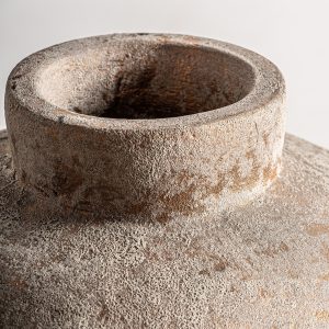 Jarrón sehje de estilo vintage fabricado en cerámica en color marrón con acabado envejecido.