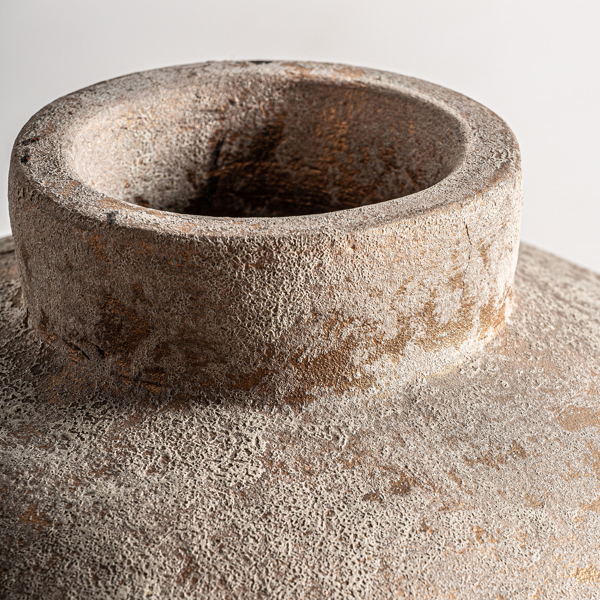 Jarrón sehje de estilo vintage fabricado en cerámica en color marrón con acabado envejecido.