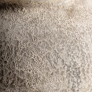 Tinaja Sahene de estilo vintage fabricado en cerámica en color marrón claro con acabado envejecido.