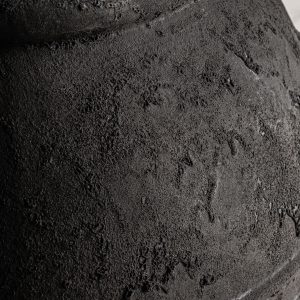 Tinaja kelyene de estilo vintage fabricado en cerámica en color negra.