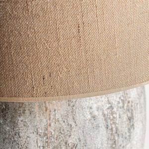 Lámpara de sobremesa yrsa de estilo nórdico fabricado en cemento en color gris combinado con yute en color marrón claro. Producto desmontable. Compatible con: 28528 34935.
