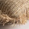 Cojín igotz en color beige de estilo boho. Fabricado en fibra natural combinado con poliéster.