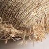 Cojín igotz de estilo boho fabricado en fibra natural en color beige combinado con poliéster.
