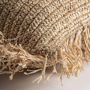 Cojín igotz de estilo boho fabricado en fibra natural en color beige combinado con poliéster.