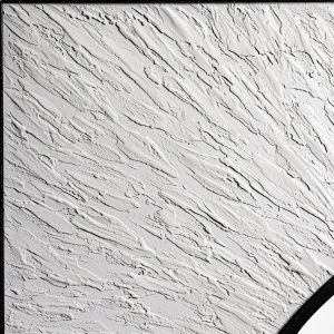 Espejo hakim de estilo art deco fabricado en madera dm en color blanco con acabado rugoso combinado con hierro en color negro y espejo.