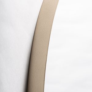 Espejo Clethe de estilo art deco fabricado en hierro en color oro combinado con espejo y madera dm.