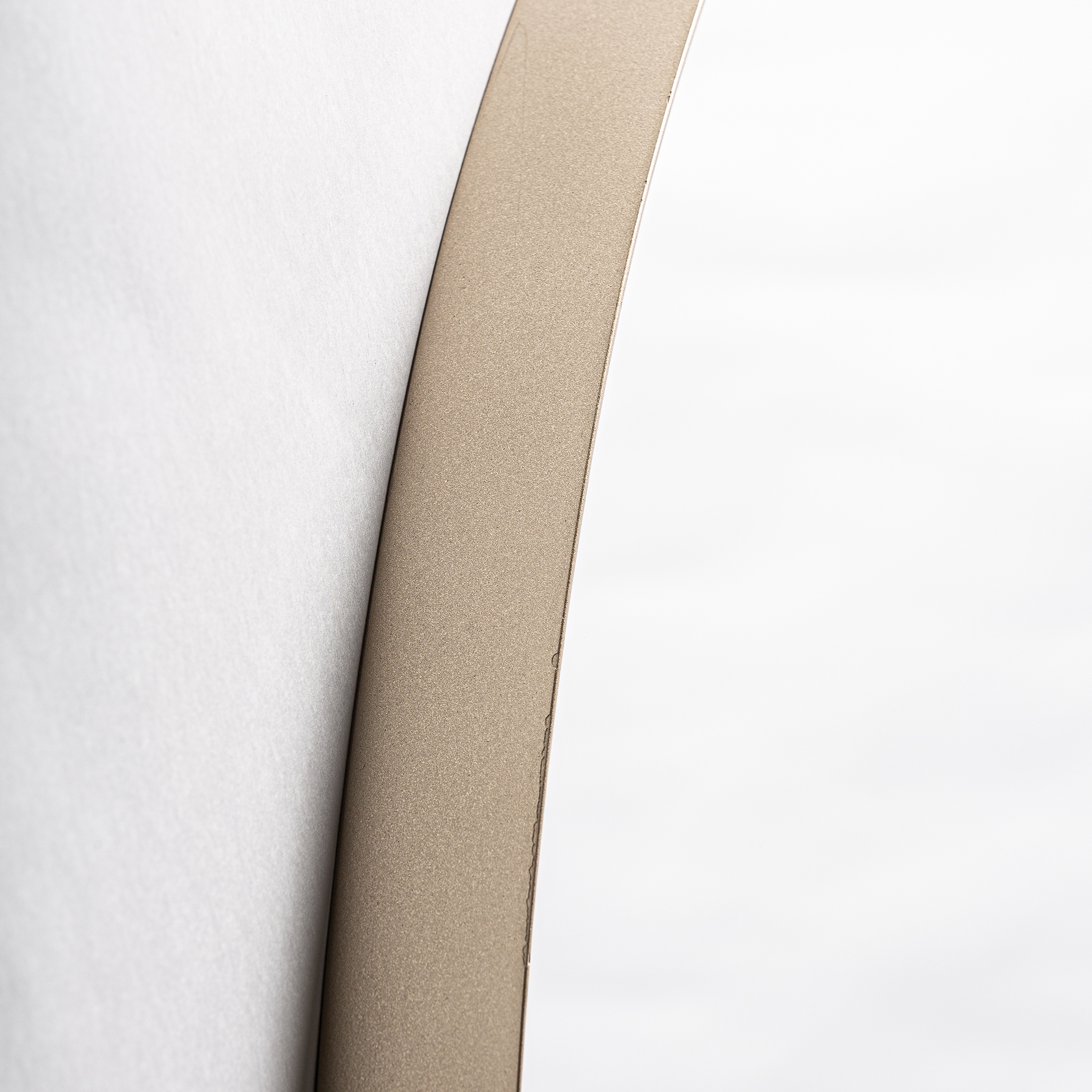 Espejo Clethe de estilo art deco fabricado en hierro en color oro combinado con espejo y madera dm.