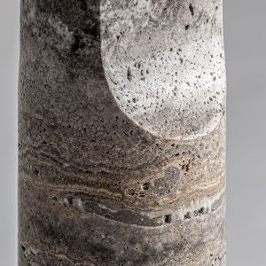 Lámpara de sobremesa Helios de estilo art deco fabricado en mármol en color gris combinado con hierro en color oro y poliéster en color gris. Producto desmontable.