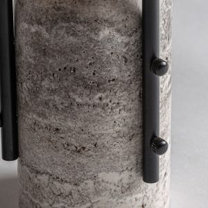 Lámpara de sobremesa Orion de estilo art deco fabricado en mármol en color gris combinado con hierro en color negro. Producto desmontable.