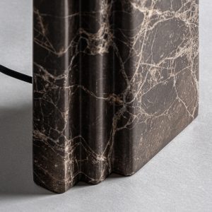 Lámpara de sobremesa de estilo art deco fabricado en mármol en color marrón combinado con hierro en color oro y poliéster en color blanco roto. Producto desmontable.