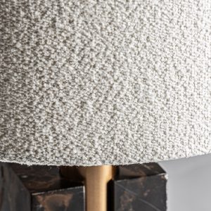 Lámpara de sobremesa Helios de estilo art deco fabricado en mármol en color tonos en marrón combinado con hierro en color oro y poliéster en color blanco roto. Producto desmontable.