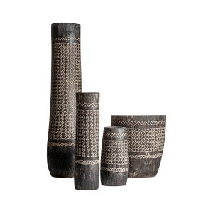 Jarrón nantua de estilo contemporáneo fabricado en madera palma en color tonos en marrón con acabado tallado.