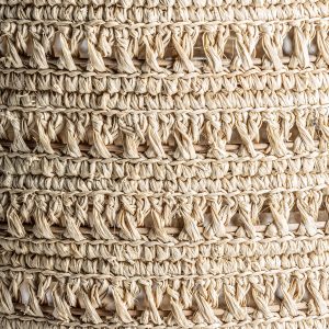 Lámpara de colgar j 3 de estilo boho fabricado en fibra natural en color crema.