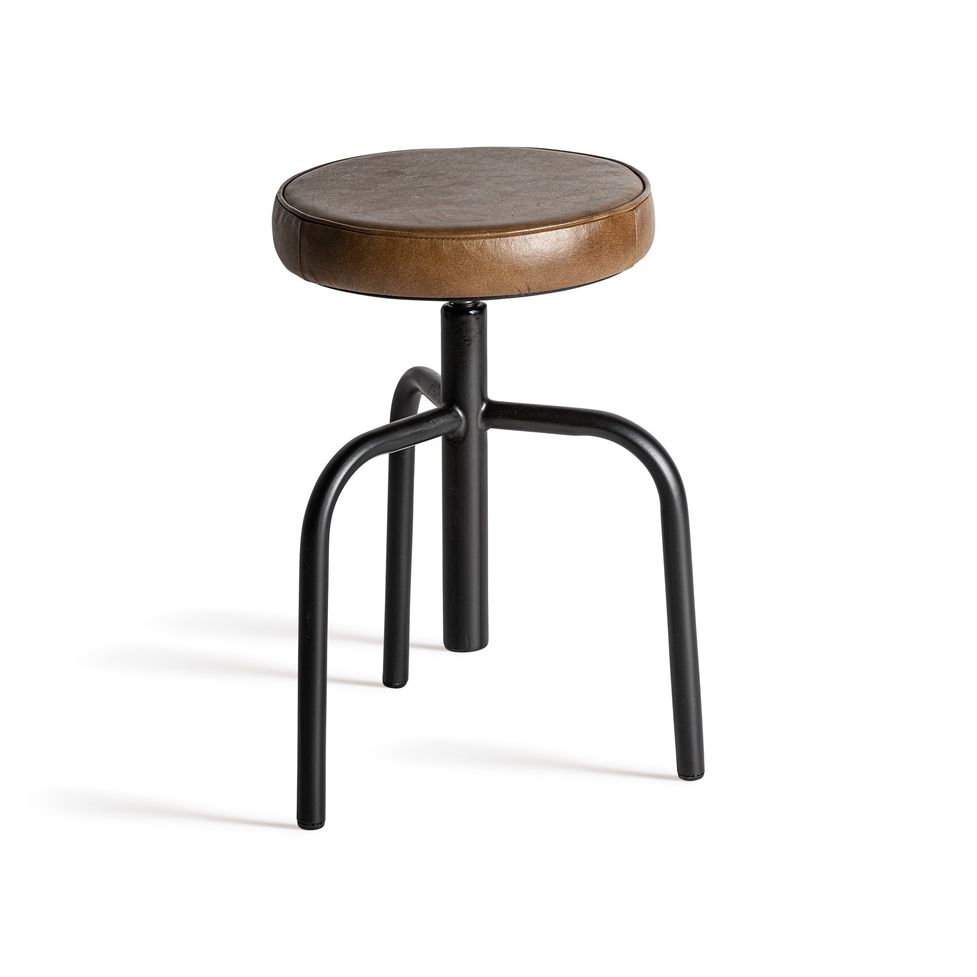Taburete snait de estilo vintage fabricado en hierro en color negro combinado con cuero cabra en color marrón y espuma.