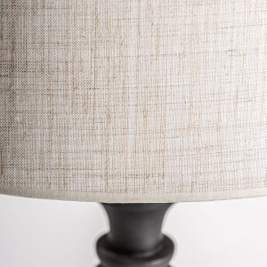 Lámpara de sobremesa de estilo colonial fabricado en terracota en color marrón con acabado envejecido combinado con lino en color blanco.