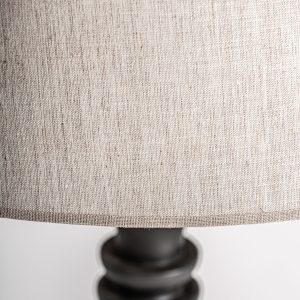 Lámpara de sobremesa de estilo vintage fabricado en terracota en color negro con acabado envejecido combinado con lino en color beige.