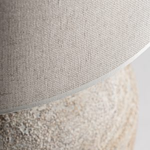 Lámpara de sobremesa de estilo provenzal fabricado en cerámica en color tonos claros con acabado envejecido combinado con algodón en color gris con acabado jaspeado.