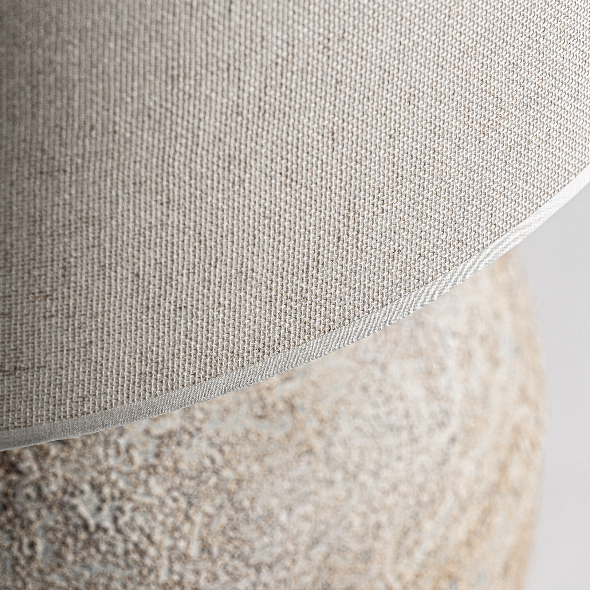 Lámpara de sobremesa de estilo provenzal fabricado en cerámica en color tonos claros con acabado envejecido combinado con algodón en color gris con acabado jaspeado.