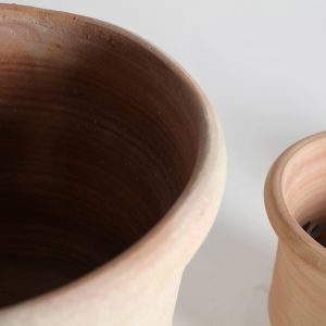 Macetero j 3 Blad de estilo colonial fabricado en arcilla en color tonos claros.