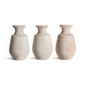 Tinaja Cale de estilo colonial fabricado en arcilla en color tonos en marrón con acabado envejecido.