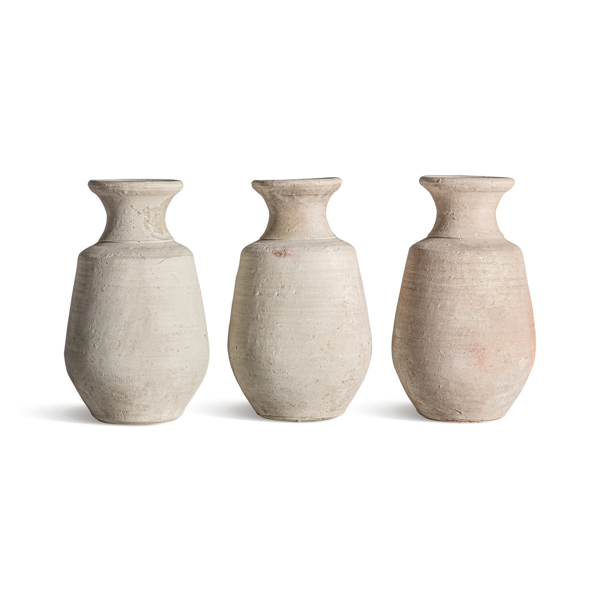 Tinaja Cale de estilo colonial fabricado en arcilla en color tonos en marrón con acabado envejecido.