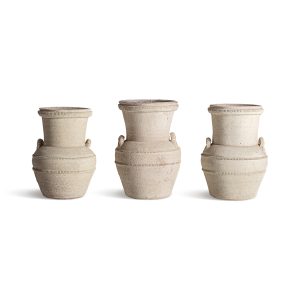 Ánfora Kalea de estilo colonial fabricado en arcilla en color beige.