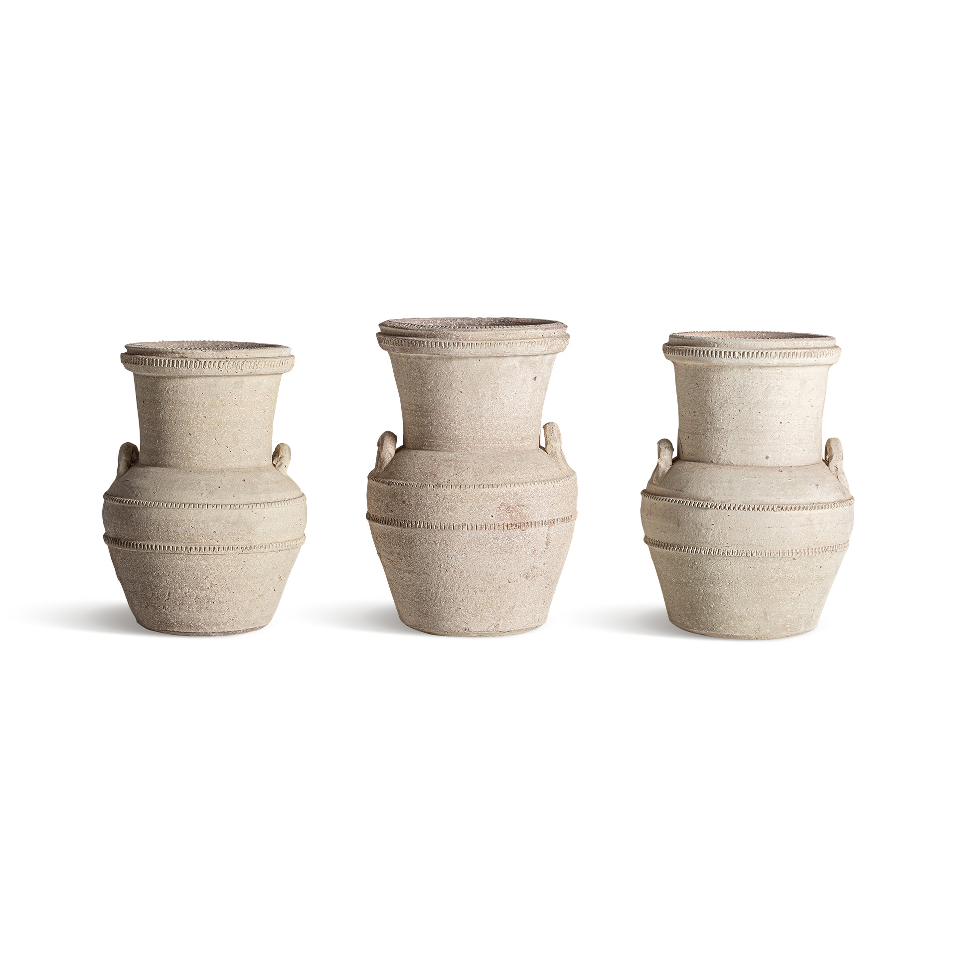 Ánfora Kalea de estilo colonial fabricado en arcilla en color beige.