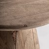 Mesa auxiliar jacquard de estilo contemporáneo. Fabricado en madera de mango en color marrón claro.
