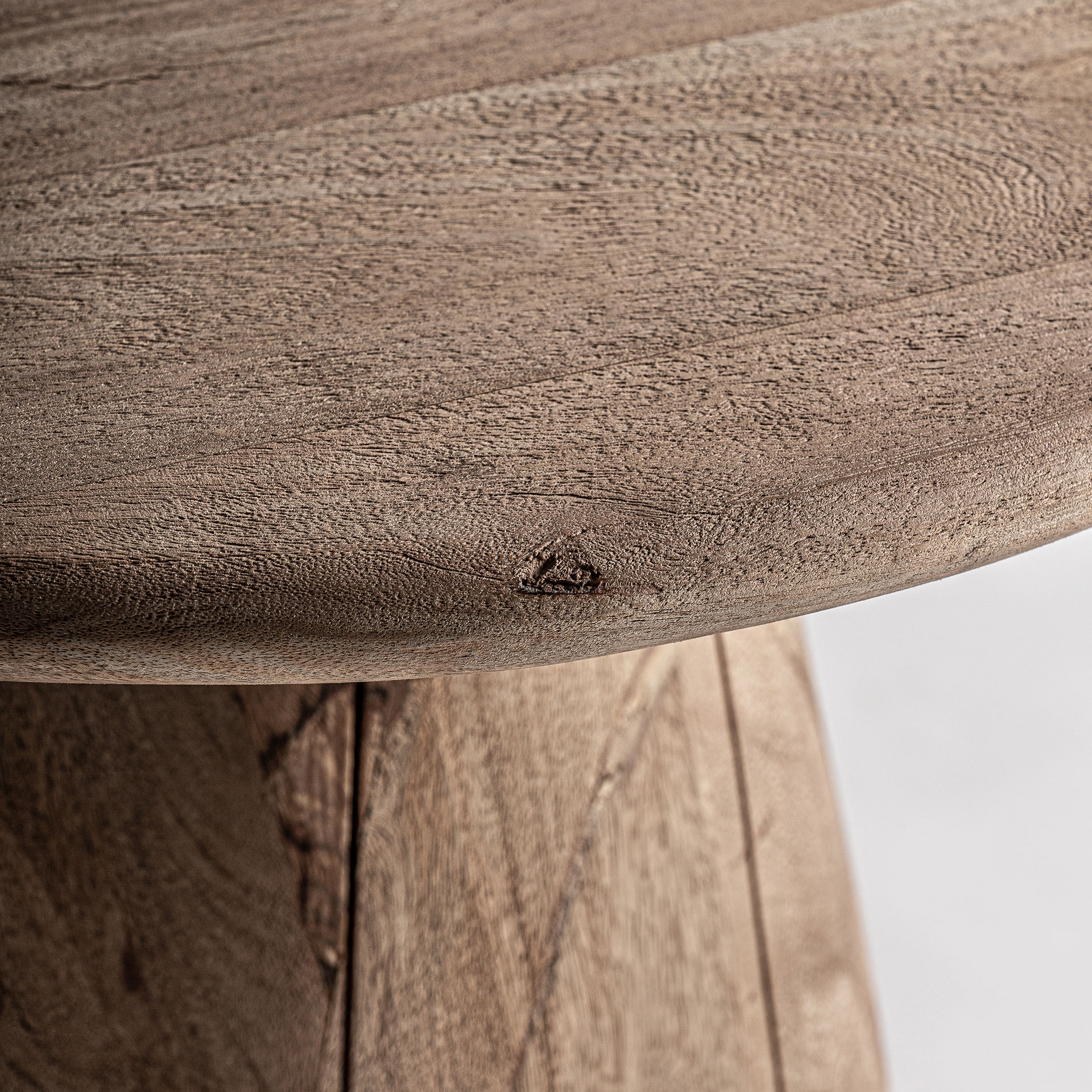 Mesa auxiliar jacquard de estilo contemporáneo. Fabricado en madera de mango en color marrón claro.