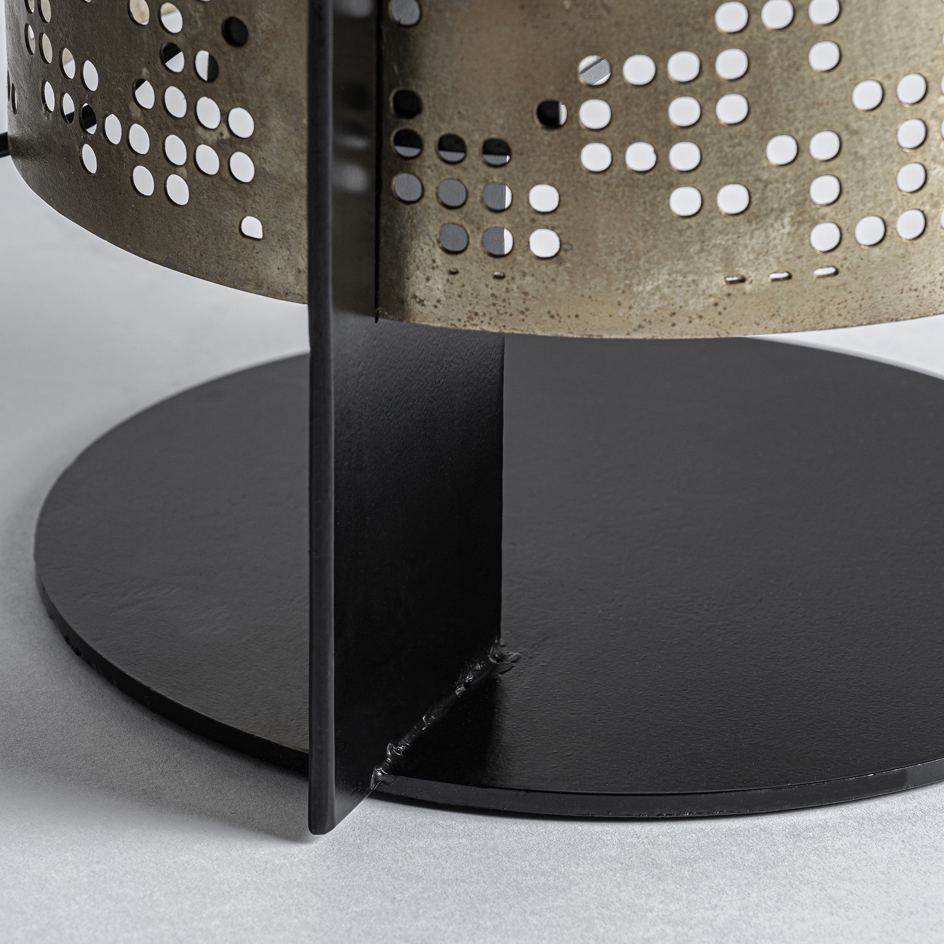 Lámpara de pie jacquard de estilo contemporáneo. Fabricado en acero en color oro.