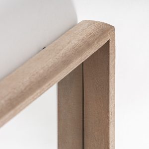 Espejo jacquard de estilo contemporáneo. Fabricado en madera de mango en color marrón claro combinado con espejo.